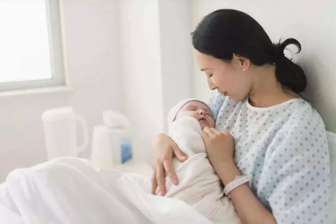 鲍威尔称美联储或需调整政策立场 市场解读为降息信号